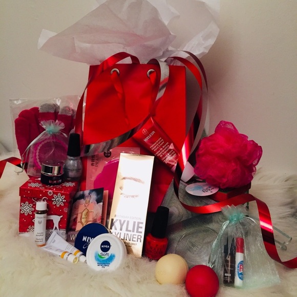 Welcome To The Celebrity Closet! GRAND RE-OPENING! - Picture 3 of 6